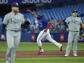 Vladimir Guerrero Jr. des Blue Jays célèbre en faisant le tour des bases lors de sa course à domicile en solo contre les Rays de Tampa Bay lors de la première manche au Rogers Centre.  C'était le premier circuit de Vladdy depuis août et le 100e de sa carrière.