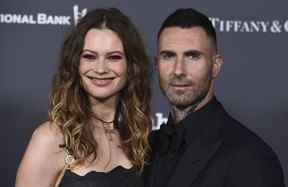 Behati Prinsloo, à gauche, et Adam Levine arrivent au gala Baby2Baby au Pacific Design Center le samedi 13 novembre 2021 à West Hollywood, en Californie.