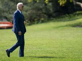 Le président Joe Biden arrive sur la pelouse sud de la Maison Blanche, le lundi 29 août 2022, à Washington.