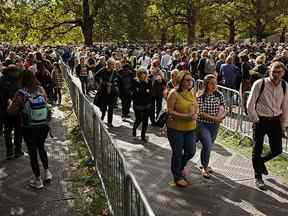 Des milliers de personnes font la queue à Southwark Park pour voir la reine Elizabeth II gisant en état à Westminster Hall vendredi.