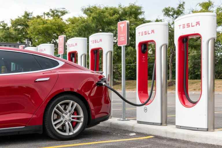 Le premier superchargeur V4 de Tesla est équipé de panneaux solaires et d’une batterie géante – ce que vous devez savoir