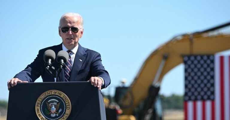 Le président Joe Biden prend la parole après l’inauguration de l’usine de semi-conducteurs de 20 milliards de dollars d’Intel