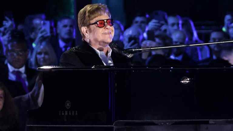 Le président Joe Biden surprend Elton John avec la médaille nationale des sciences humaines
