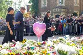 Meghan, duchesse de Sussex, le prince Harry, duc de Sussex, le prince William, prince de Galles et Catherine, princesse de Galles, regardent les hommages floraux rendus par les membres du public lors de la longue promenade au château de Windsor à Londres, le samedi 1er septembre. 10, 2022.