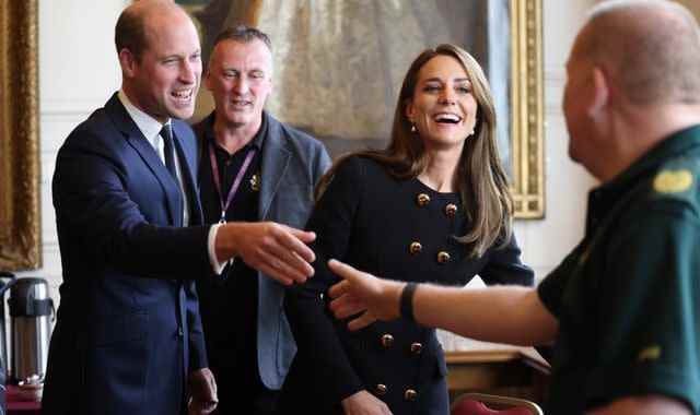 Le prince de Galles admet qu’il a été « étouffé » par les hommages de l’ours Paddington à la reine