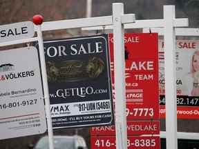 Les prix des maisons au Canada devraient chuter d'environ 20 % d'ici la fin de l'année prochaine.