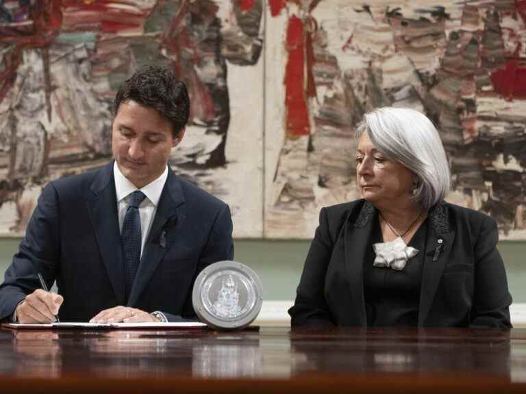 Le roi Charles III devient roi du Canada au milieu d’un salut d’artillerie et de trompettes héraldiques