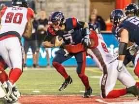 Le quart-arrière des Alouettes de Montréal Trevor Harris (#7) n'arrive pas à franchir la ligne défensive du Rouge et Noir d'Ottawa lors de la première mi-temps de la LCF au stade Percival Molson de Montréal le vendredi 2 septembre 2022.