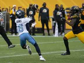 Le receveur large des Argonauts de Toronto Brandon Banks (16 ans) fait une prise pour un gain important lors du match de football de la LCF au premier trimestre contre les Tiger Cats de Hamilton à Hamilton, en Ontario.  le lundi 5 septembre 2022.