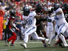 Le receveur large des Argonauts de Toronto Kurleigh Gittens Jr. court avec le ballon lors de la première mi-temps de l'action de football de la LCF contre les Redblacks d'Ottawa à Ottawa le samedi 10 septembre 2022. Gittens a eu un énorme match pour les Boatmen dans leur victoire 24-19.