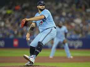 Le lanceur partant des Blue Jays de Toronto, Alek Manoah, lance aux Orioles de Baltimore lors de la première manche au Rogers Centre le 18 septembre 2022.