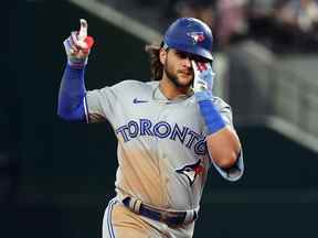 Bo Bichette des Blue Jays de Toronto fait des gestes alors qu'il dirige les bases après un circuit de deux points contre les Rangers du Texas lors de la troisième manche au Globe Life Field le 09 septembre 2022 à Arlington, au Texas.  (Photo de Richard Rodriguez/Getty Images)