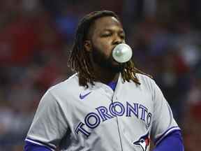 Vladimir Guerrero Jr. des Blue Jays regarde pendant la première manche contre les Phillies au Citizens Bank Park de Philadelphie, le mercredi 21 septembre 2022.