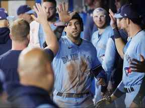 George Springer des Blue Jays de Toronto célèbre son but contre les Orioles de Baltimore lors de la troisième manche au Rogers Centre le 18 septembre 2022 à Toronto.