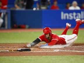 George Springer des Blue Jays de Toronto marque sur un simple du bâton de Bo Bichette en quatrième manche contre les Rays de Tampa Bay.