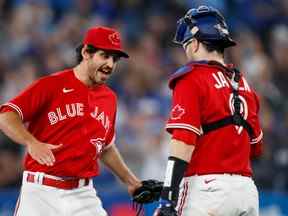 Le releveur des Blue Jays Jordan Romano (à gauche) et Danny Jansen célèbrent une victoire 3-2 contre les Rays de Tampa Bay au Rogers Center le 12 septembre 2022.