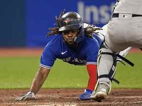 Le joueur de premier but des Blue Jays Vladimir Guerrero Jr. glisse dans le marbre contre les Yankees de New York au Rogers Centre.