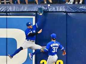 Le voltigeur des Blue Jays George Springer, à gauche, ne peut pas attraper une balle frappée par Christian Bethancourt des Rays, ce qui a entraîné un doublé RBI en quatrième manche au Tropicana Field de St Petersburg, en Floride, le vendredi 23 septembre. 2022.