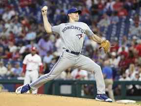 Le lanceur partant des Blue Jays, Ross Stripling, livre au marbre lors de la première manche contre les Phillies au Citizens Bank Park de Philadelphie, le mardi 20 septembre 2022.