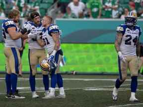 Les Blue Bombers de Winnipeg célèbrent après une victoire de 20-18 contre les Roughriders de la Saskatchewan lors du match de la Classique de la fête du Travail opposant les Roughriders de la Saskatchewan aux Blue Bombers de Winnipeg au Mosaic Stadium le dimanche 4 septembre 2022 à Regina.