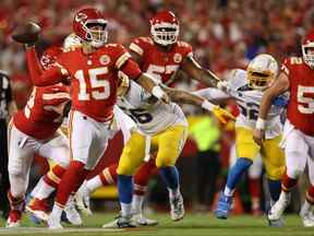 Patrick Mahomes des Chiefs de Kansas City se bouscule et lance le ballon pour un touché au cours du troisième quart-temps contre les Chargers de Los Angeles au Arrowhead Stadium le 15 septembre 2022 à Kansas City, Mo.