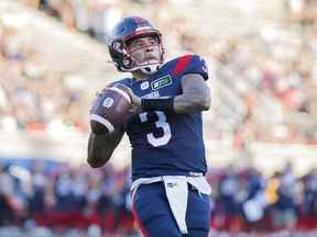 Le quart-arrière des Alouettes de l'époque, Vernon Adams Jr., réagit après avoir marqué un touché plus tôt cette saison à Montréal.  