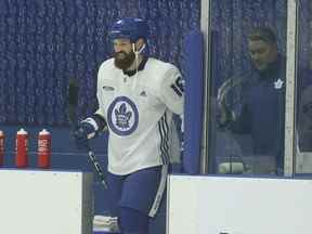 Le défenseur des Maple Leafs de Toronto Jordie Benn (16 ans) a frappé la glace pour le premier entraînement de l'année à Toronto le jeudi 22 septembre 2022.