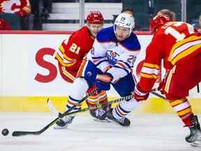 Le défenseur des Oilers d'Edmonton Ryan Murray (28 ans) contrôle la rondelle contre les Flames de Calgary au cours de la troisième période au Scotiabank Saddledome.  Sergei Belski-USA AUJOURD'HUI Sports