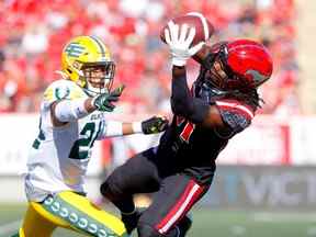 Le receveur des Stampeders de Calgary, Luther Hakunavanhu, fait une grosse prise alors qu'il est couvert par le demi défensif des Elks d'Edmonton, Jeremie Dominique, au stade McMahon de Calgary, le lundi 5 septembre 2022.