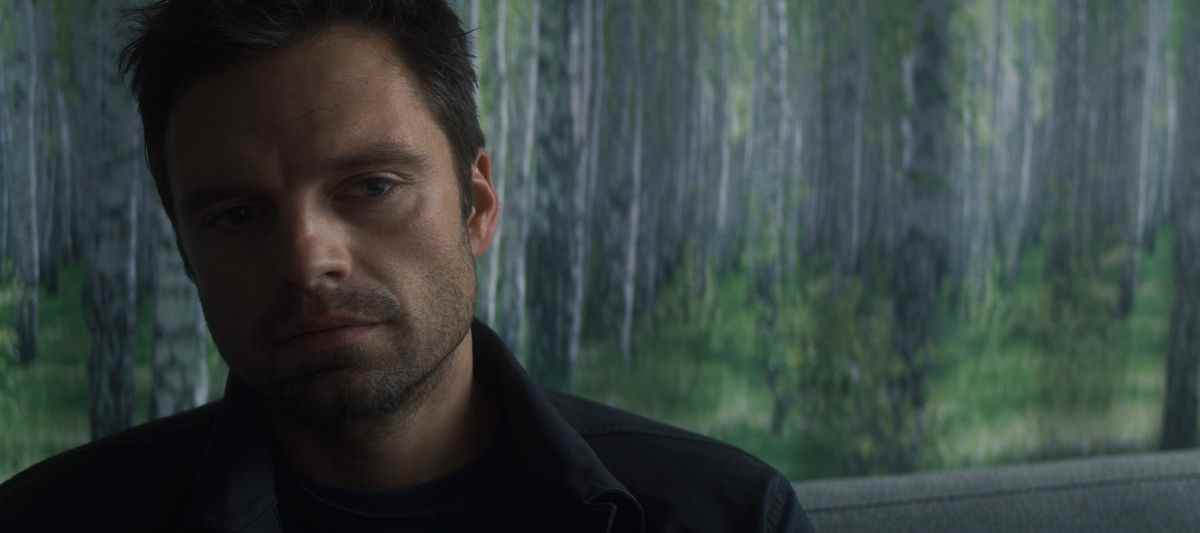 Un gros plan de Bucky Barnes (Sebastian Stan) dans le bureau de son psychiatre dans The Falcon and the Winter Soldier