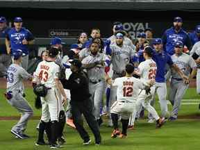 Les joueurs des Orioles de Baltimore et des Blue Jays de Toronto nettoient leurs bancs à Oriole Park à Camden Yards.