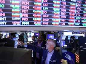 Les traders travaillent sur le parquet de la Bourse de New York.