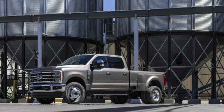 Les camions Ford Super Duty 2023 ont un look plus robuste et de nouveaux choix de moteurs