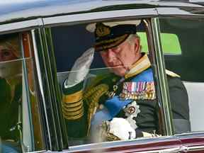 Le roi Charles III et Camilla, la reine consort sont vus dans une voiture alors que le cercueil de la reine Elizabeth II est transféré du chariot de canon au corbillard à Wellington Arch après les funérailles d'État de la reine Elizabeth II à l'abbaye de Westminster le 19 septembre 2022.