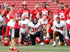 L'entraîneur-chef des Stampeders de Calgary, Dave Dickenson, lors d'un entraînement au stade McMahon en préparation du match de la fête du Travail à Calgary le samedi 3 septembre 2022.