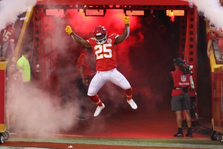 KANSAS CITY, MO - SEPTEMBER 15: Kansas City Chiefs running back Clyde Edwards-Helaire (25) leaps when introduced before an NFL game between the Los Angeles Chargers and Kansas City Chiefs on September 15, 2022 at GEHA Field at Arrowhead Stadium in Kansas City, MO.  Photo by Scott Winters/Icon Sportswire via Getty Images)