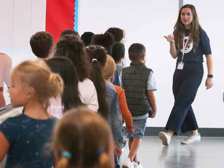 Les élèves retournent en classe alors que la pandémie de COVID-19 se poursuit