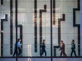 Des employés de bureau traversent Brookfield Place au centre-ville de Calgary le jeudi 10 mars 2022.