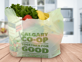 Les sacs d'épicerie compostables de Calgary Co-operative ne font pas l'affaire en vertu des nouvelles règles fédérales concernant les plastiques à usage unique.