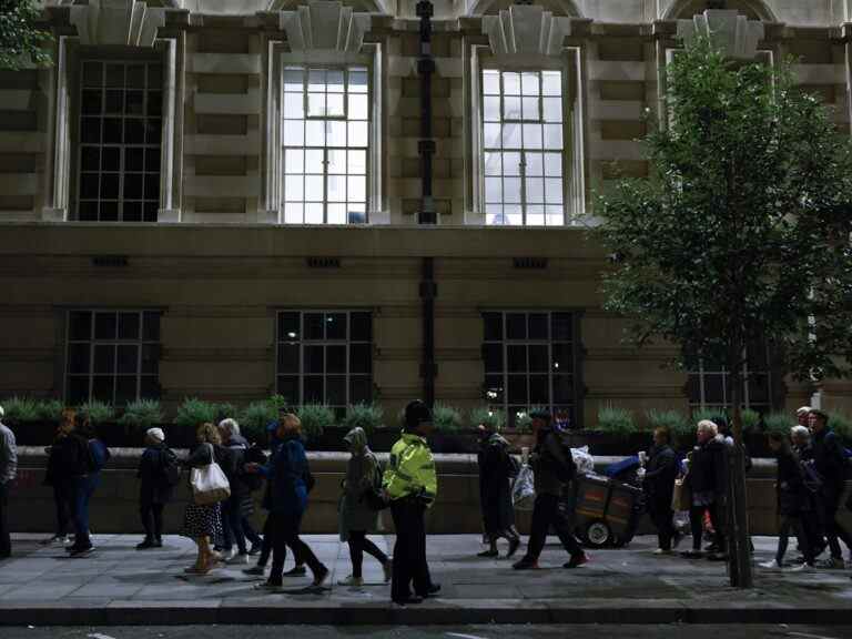 Les flics de Londres accusent un homme d’avoir agressé sexuellement des femmes faisant la queue pour voir le cercueil de la reine