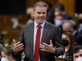 Le leader du gouvernement du Canada à la Chambre des communes, Mark Holland, prend la parole pendant la période des questions à la Chambre des communes sur la Colline du Parlement à Ottawa, Ontario, Canada le 25 avril 2022.