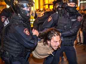 Des policiers russes arrêtent un homme à la suite d'appels à protester contre la mobilisation partielle annoncée par le président russe, à Moscou, le 21 septembre 2022.