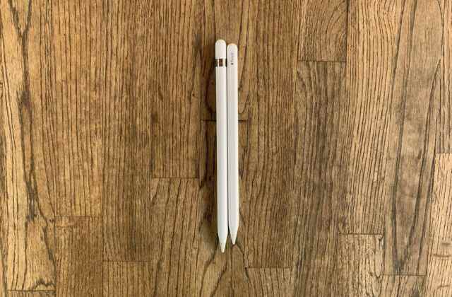 Les stylets Apple Pencil de première génération (à gauche) et de deuxième génération (à droite).  Le <a href=