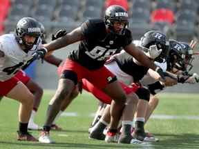 Le joueur de ligne défensive Avery Ellis participe au camp d'entraînement des Rouge et Noir d'Ottawa à la Place TD à Ottawa le 15 juillet 2021.