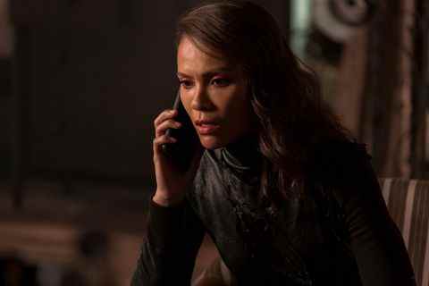 lesley ann brandt comme labyrinthe, vu dans un haut noir tout en tenant un téléphone à son oreille, dans lucifer saison 5