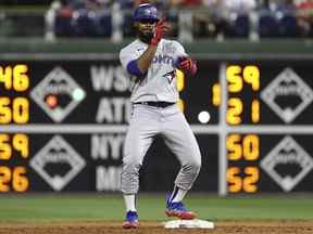 Teoscar Hernandez des Blue Jays de Toronto réagit après avoir frappé un doublé lors de la troisième manche contre les Phillies de Philadelphie.