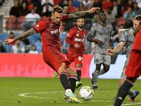 4 septembre 2022 ;  Toronto, Ontario, CAN ;  L'attaquant du Toronto FC Federico Bernardeschi (10 ans) lance le ballon contre le CF Montréal en seconde période au BMO Field.