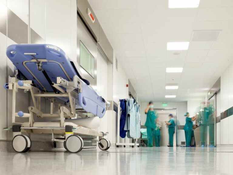 Les urgences des hôpitaux ruraux ont rouvert après de longues fermetures de week-end, mais la situation reste fragile