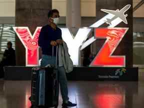 Un passager est photographié dans la zone des arrivées internationales du terminal 1 de l'aéroport international Pearson de Toronto le 26 septembre 2022.