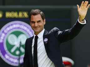 Le joueur de tennis suisse Roger Federer salue lors de la cérémonie du centenaire du court central, le septième jour des championnats de Wimbledon 2022 au All England Tennis Club à Wimbledon, au sud-ouest de Londres, le 3 juillet 2022.